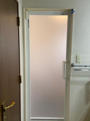【鶴ヶ島雷電池（かんだちがいけ）店】浴室ドアの取り替え